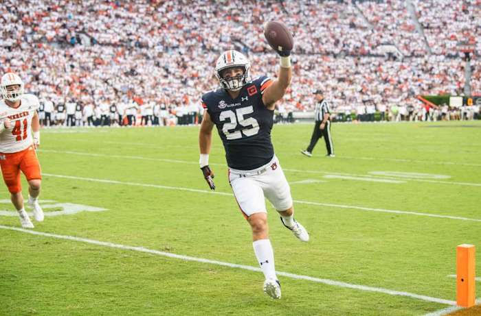 Auburn Tigers tight end John Samuel Shenker (25) cross the goal line for a touchdown after making a catch as Auburn Tigers take on Mercer Bears at Jordan-Hare Stadium in Auburn, Ala., on Saturday, Sept. 3, 2022.